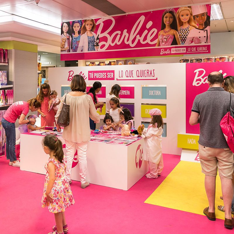 Brand experience. Activación en el punto de venta. Stand de Barbie lleno de gente