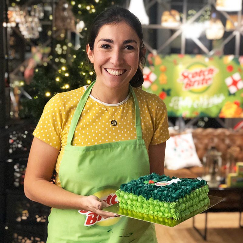 Brand-experience-influencers-events-Alma-Obregon-scotch-brite-tarta Evento con influencers, Alma Obregon. Taller navideño de Scotch-Brite. Influencer con tarta