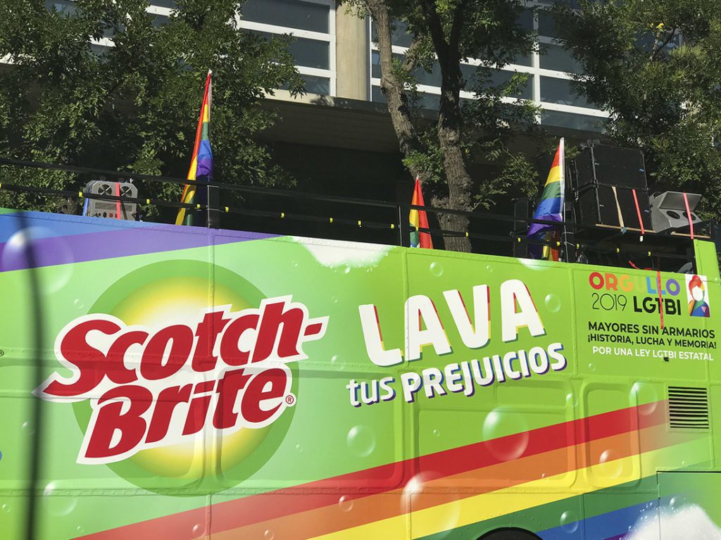 Street Marketing. Brand Experience. Scotch-Brite Gay Pride Float