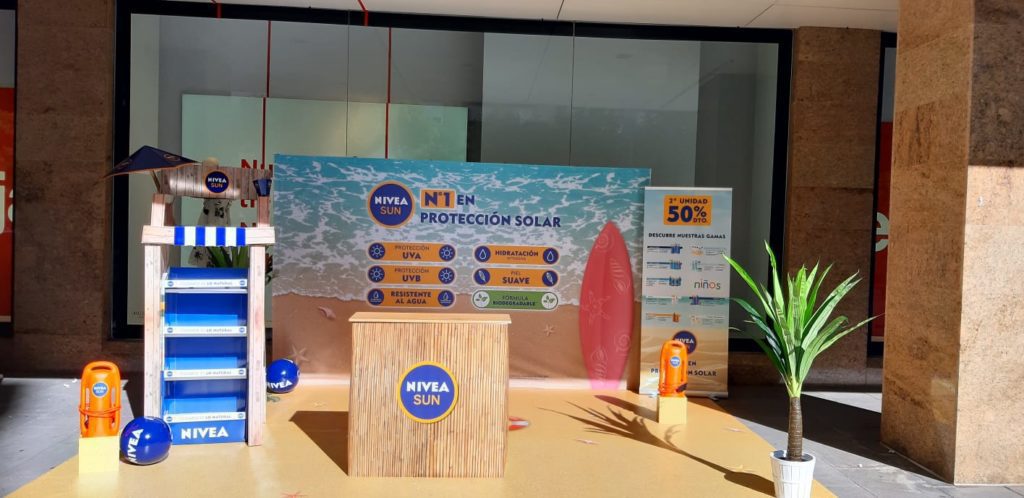 Trade marketing: Nivea sun outdoor point of sale display