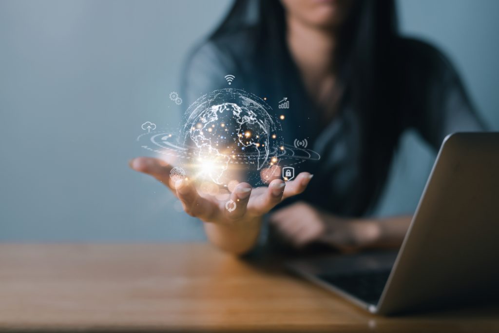 Chica sujetando una bola del mundo virtual