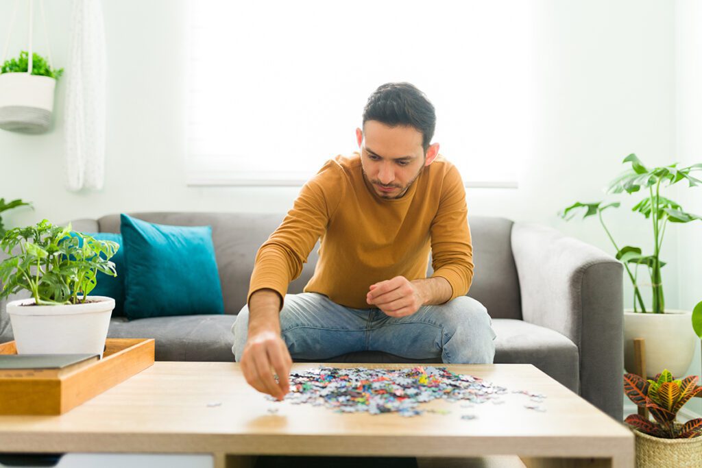 Kidult haciendo un puzzle en casa