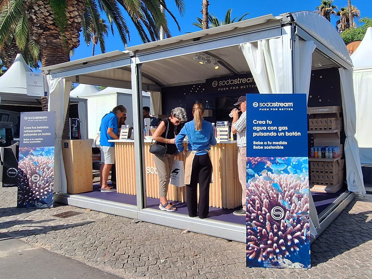 sodastream-salon-nautico-wdi-2 Vista exterior con público asistente